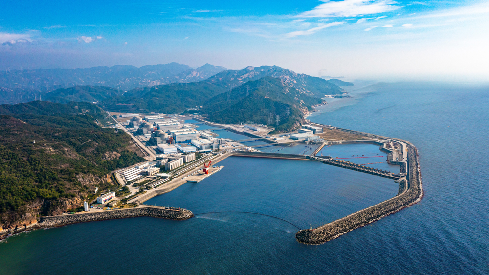 目前，全國電力負荷持續維持高位，迎峰度夏能源保供工作已進入關鍵時期。中廣核各基地開啟“高溫護航”模式，一線工作人員堅守崗位，筑牢安全防線，全力保障電力供應。圖為近期拍攝的中廣核陽江核電基地。