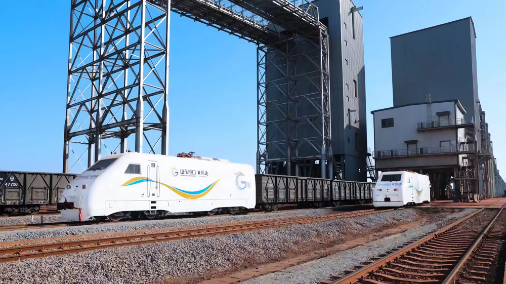 近日，日照港嵐山港區散糧裝車系統順利封頂，這一節點的達成，標志著由中國煤炭科工集團旗下科工儲裝為日照港港區承建的第10套裝車系統項目成功推進實施。該智能裝車系統建成后將顯著提升日照港嵐山港區散糧運輸效能，通過實現散糧遠程智能化裝載，有效規避錯裝、多裝、少裝等問題，全面提高作業的精準度與整體效率。