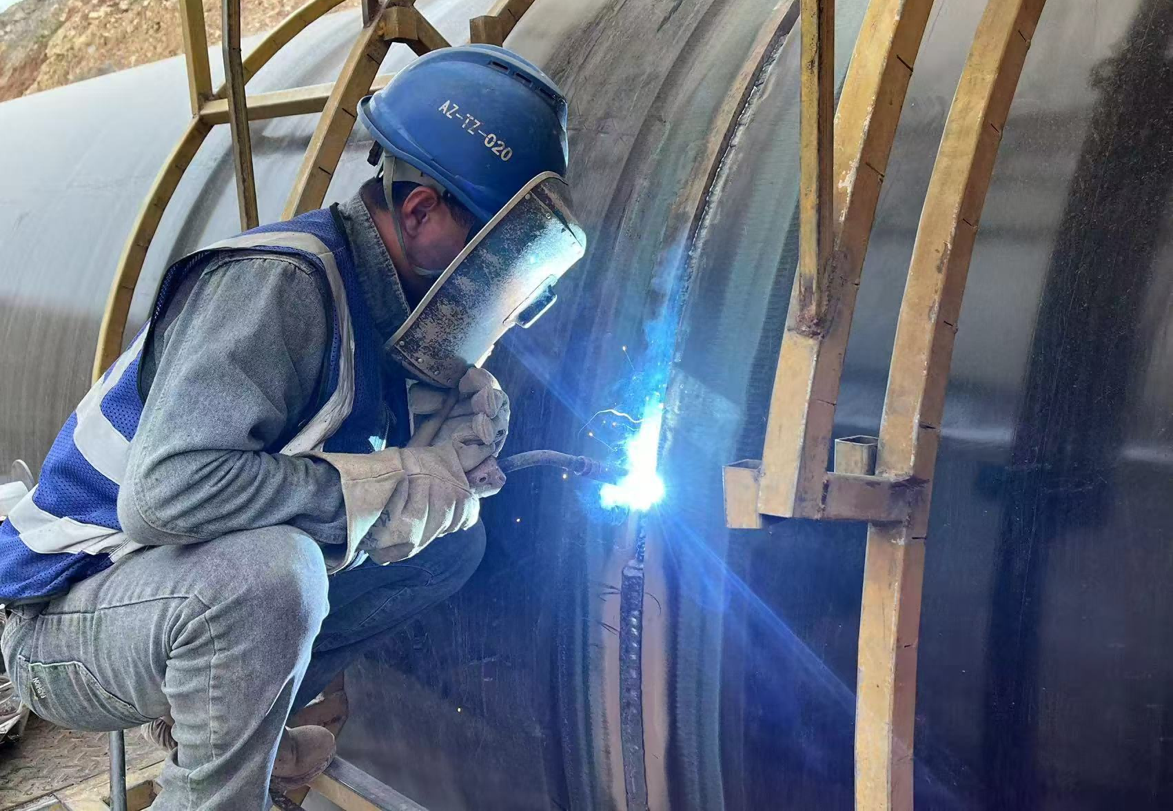 建設過程中，項目創新應用移動裝置及管道施工爬梯，有效提升高空作業效率，應用上部空間受限吊裝專用支架，成功規避16處高壓線障礙，實現“零距離”安全穿越。