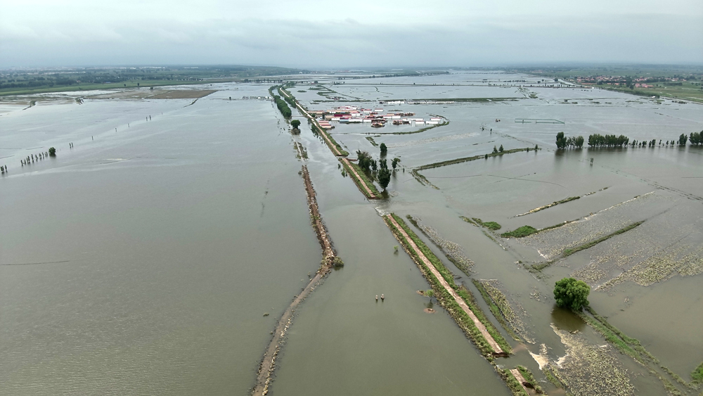 近日，內(nèi)蒙古哈素海水庫、哈素海退水渠持續(xù)高水位運(yùn)行，大黑河發(fā)生超保汛情。8月4日，中國安能抽組第一工程局唐山基地專業(yè)救援力量80人，裝備30臺(tái)（套）緊急馳援。