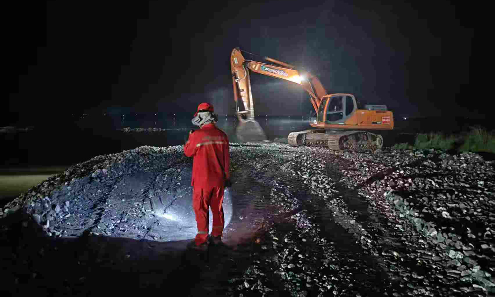 8月4日12時(shí)，中國安能救援隊(duì)兵分兩路，在托克托縣樹爾營村西北，對(duì)4處總長89米堤防薄弱段，組織搶筑會(huì)車平臺(tái)、加固擋水應(yīng)急堤防等除險(xiǎn)加固作業(yè)；在土默特右旗雙龍鎮(zhèn)西南，針對(duì)兩處總計(jì)55米堤防薄弱段，中國安能救援隊(duì)沿堤頂通道清除泥濘、換填石料、拓寬路面作業(yè)，為下一步培基固堤創(chuàng)造便利交通條件。