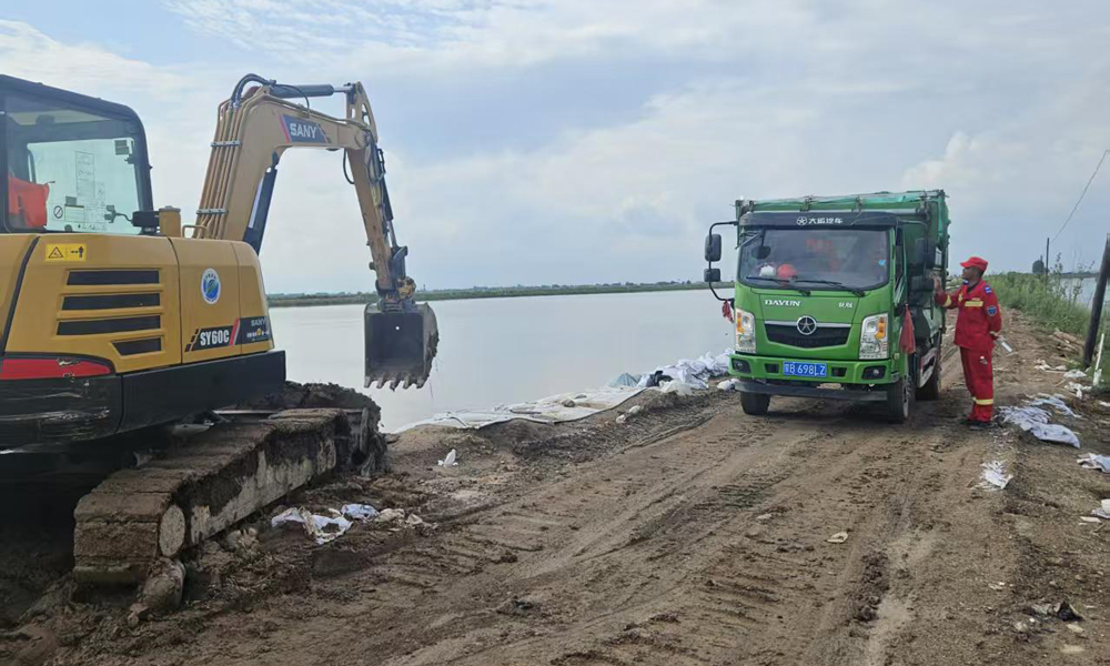截至8月5日18時(shí)，中國安能救援隊(duì)累計(jì)完成道路回填拓寬1520米，加固擋水應(yīng)急堤防40米，修筑會(huì)車平臺(tái)9個(gè)，砂石料填筑3100方。