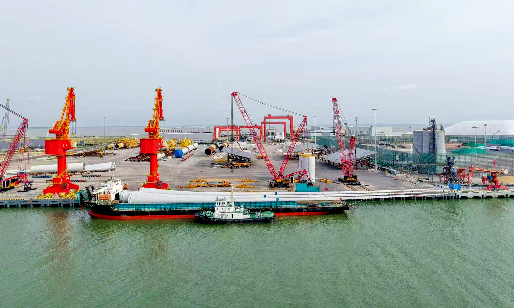 近日，由東方電氣集團研制的全球單機容量最大26兆瓦海上風電機組核心部件——153米全球最長葉片和超500噸全球最重機艙，安全抵達山東東營廣利港。