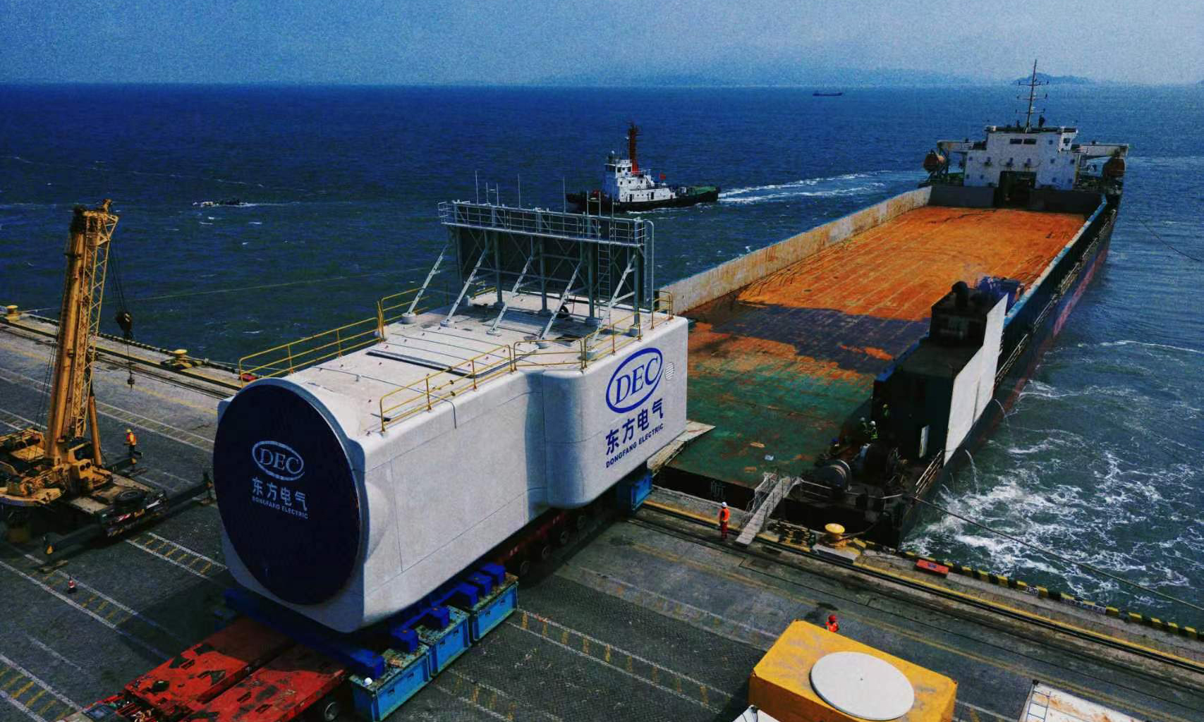 超500噸的機艙遠超港口常規起重能力。團隊提出“精準潮位+高精度滾裝”方案，機艙滾裝必須與潮汐展開“賽跑”，團隊成員徹夜堅守港口，鎖定凌晨高平潮僅有的2小時窗口，以低于0.5千米/小時的速度沿特制跳板移動，并借助波浪傳感器和動態平衡系統，在潮水漲落的瞬息之間實現安全“登陸”，攻克了超重型機艙港口裝卸作業行業技術難題。