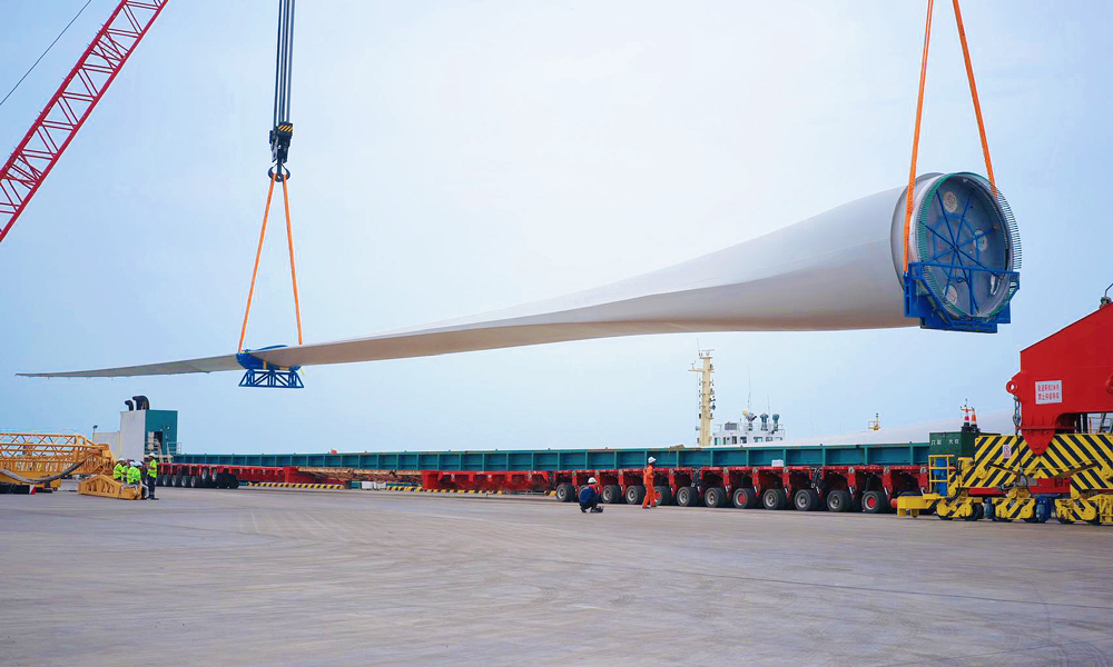 該葉片運輸難度極高，從工廠到港口的運輸路線如“障礙賽”，高壓線、橋梁、急彎層層阻隔，發運團隊提前半年實地勘測，多次復勘定制“分段式護送”方案。