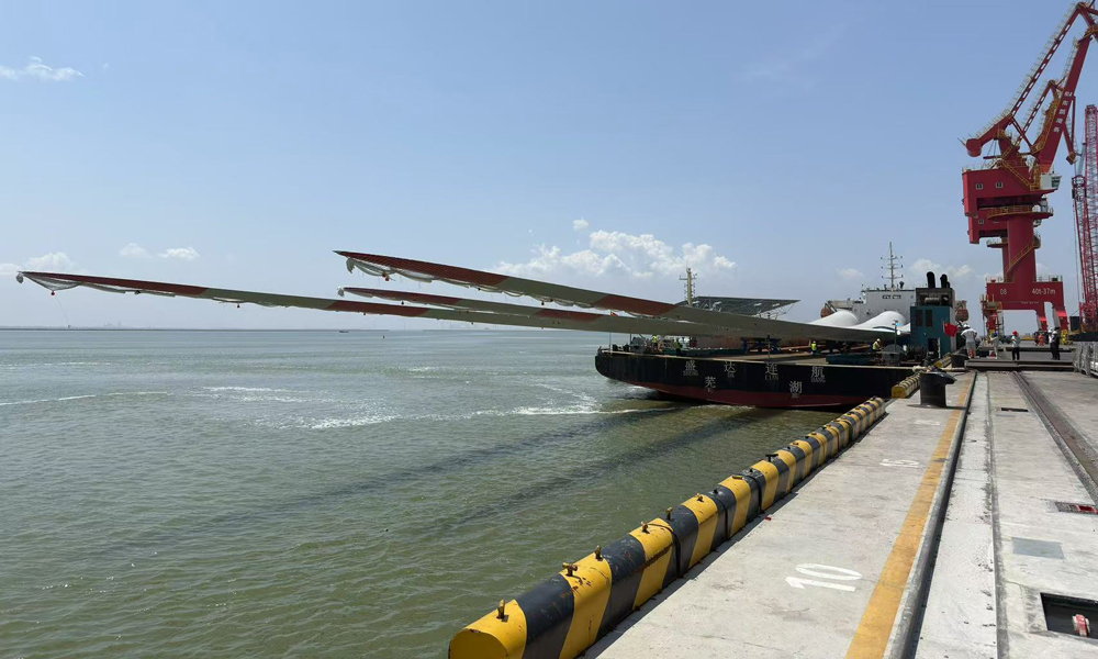 隨著核心部件精準就位，標志著26兆瓦級海上風電機組即將迎來吊裝時刻。該機組輪轂中心高度185米，相當于63層居民樓的高度，風輪掃風面積相當于10.5個標準足球場。在年平均10米/秒的風速下，單臺機組每年可輸出1億度清潔電能，可滿足5.5萬戶普通家庭一年的生活用電，每年輸出的清潔電能可節約標準煤3萬余噸，減少二氧化碳排放8萬余噸。