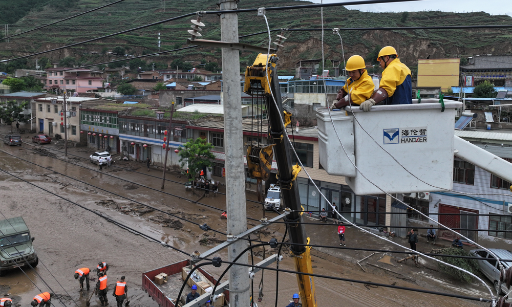 國網甘肅電力搶修人員在前哨變111峽口線搶修受損電力線路。