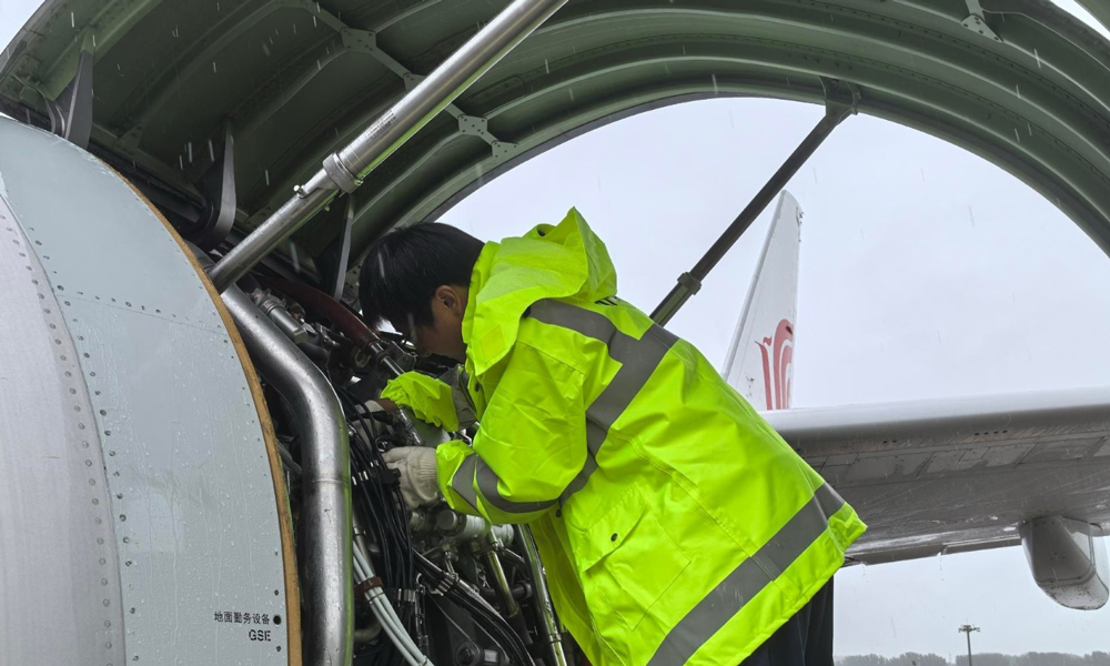 中航集團機務人員手持專業工具，更換FMU（燃油計量單元）傳感器。