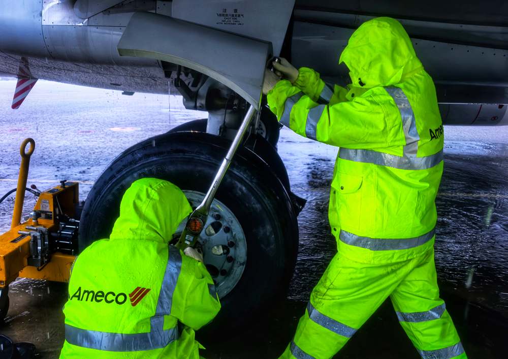 中航集團機務人員在暴雨中進行檢修作業。