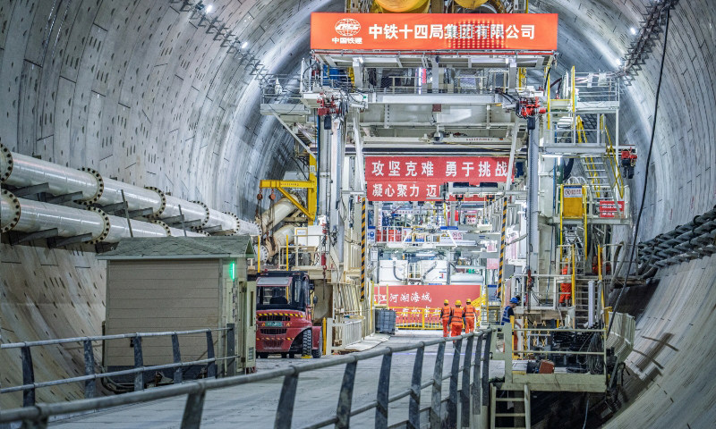 濟南黃崗路黃河隧道全長約5.75公里，設計時速60公里，是國內首條穿越黃河單洞雙層盾構隧道。項目團隊研發應用雙管路液壓采石裝置等，破解了不良地質帶來的施工難題，在黃河下首次實現全程3.3公里連續掘進不換刀。圖為隧道內施工現場。