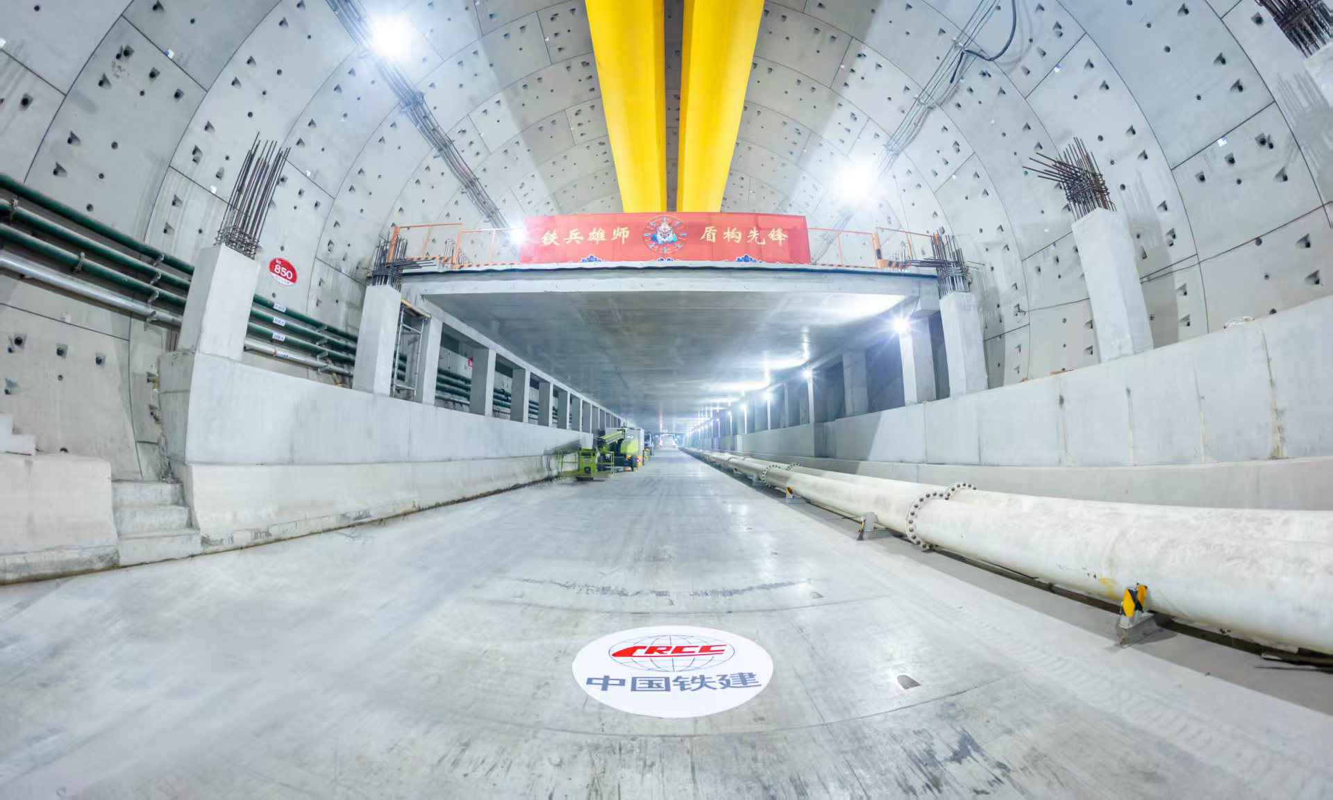 目前，項目團隊先后攻克了28項技術難題，實現最高日進尺18米、月進尺426米，創造了17米級盾構施工的紀錄。項目團隊總結形成的17米級盾構施工成套技術體系，進一步提升了我國特大直徑盾構隧道的建造能力和技術水平，使我國在該領域處于世界領先地位。圖為成型隧道內景。