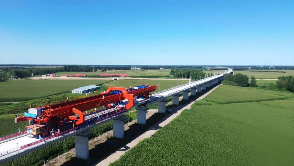 近日，隨著最后一孔預制箱梁精準落位，中鐵上海局裕田制梁場預制的675孔箱梁架設任務收官，至此哈伊高鐵哈鐵段站前一標項目架梁工程全部完成，為后續鋪軌作業奠定堅實基礎。