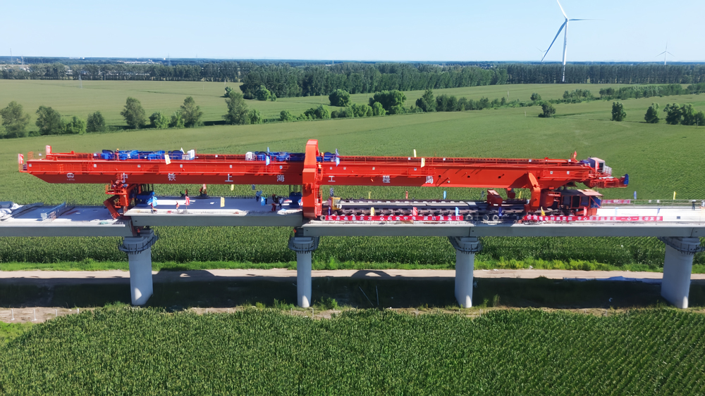 哈伊高鐵是我國最北端、緯度最高、首條穿越多年島狀凍土區的高速鐵路。哈伊高鐵全線通車后，哈爾濱至伊春的旅客列車運行時間將由目前的7小時左右大幅縮短至2小時左右，構建起以哈爾濱為中心的“一小時、兩小時”交通圈，為地方經濟和東北振興注入強勁動力。 