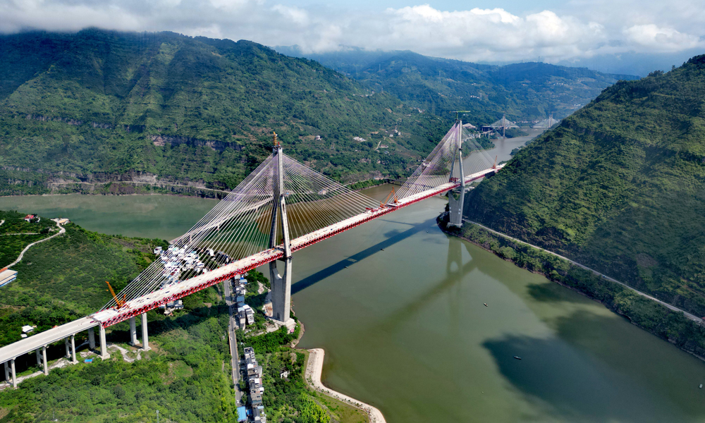 近日，隨著145噸重的鋼桁梁在126米的高空精準嵌入合龍口，中鐵工業旗下中鐵寶橋西南分公司參建的新市金沙江特大橋全橋合龍，為宜賓至攀枝花高速公路（簡稱宜攀高速）全線建成通車奠定堅實基礎。