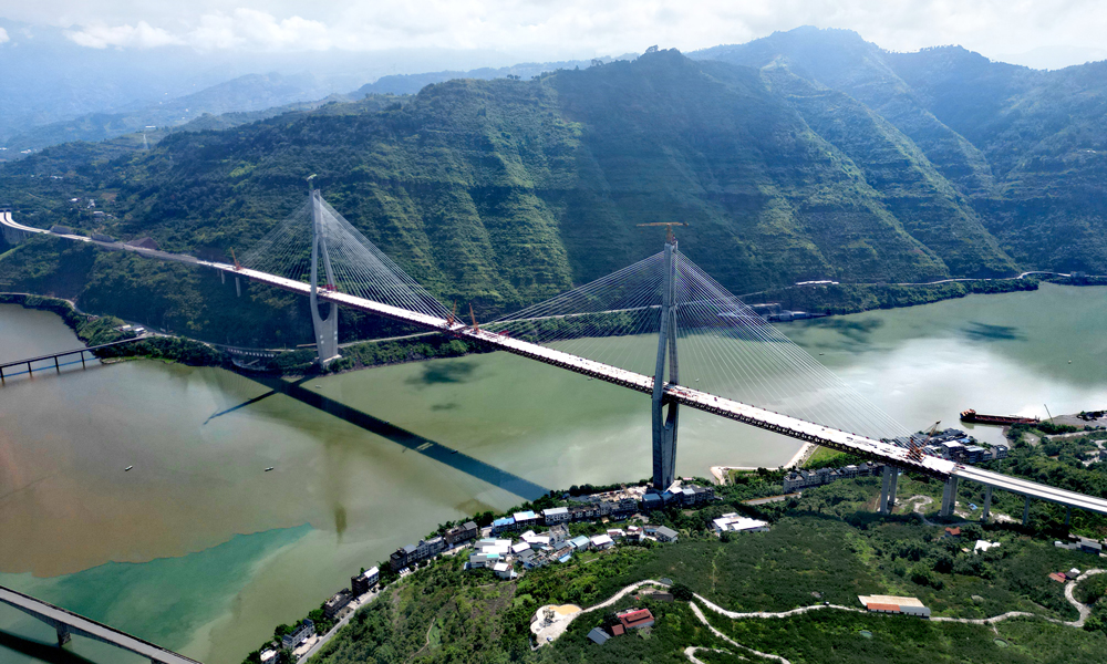 新市金沙江特大橋，起點位于四川屏山新市鎮，終點在云南綏江南岸鎮，為雙塔雙索面鋼桁梁斜拉橋，全長1867米，其中主橋長1288米，引橋長579米，主跨達680米，大橋云南岸索塔高達297.51米，刷新了川滇兩省橋梁索塔高度紀錄。
