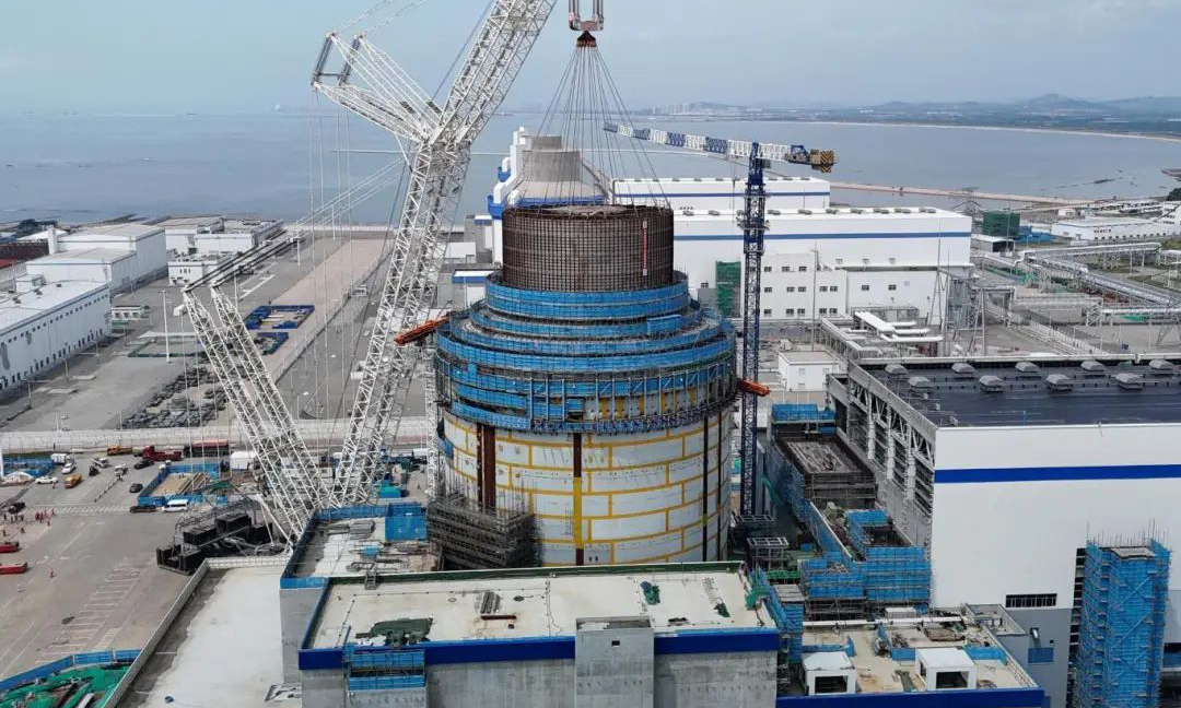 海陽核電3號機組大型模塊全部吊裝完成，已全面進入安裝調試階段。自項目開工以來，現場團隊成功攻克大型模塊吊裝的技術與組織難題，多措并舉全力護航節點完成，為后續安裝調試工作筑牢堅實基礎，助力海陽核電項目朝著高質量投運穩步邁進。