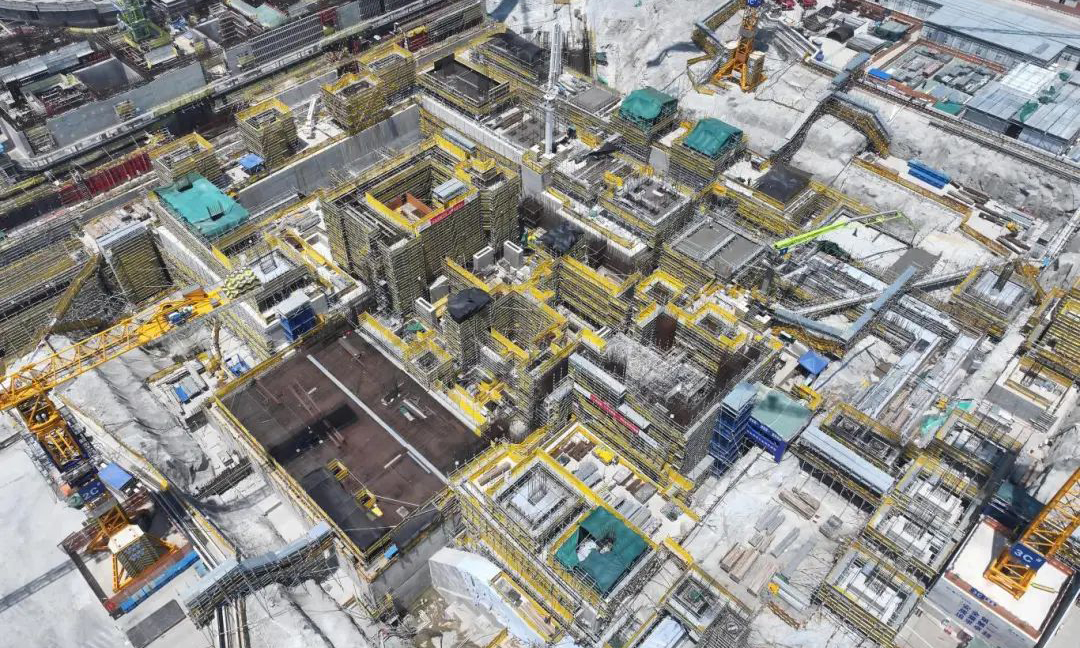 寧德核電5號機組常規島項目整體進度可控。自開工建設以來，項目團隊晝夜攻堅，成功攻克主廠區狹小、進場道路受限等難題，全力以赴跑出項目建設“加速度”。