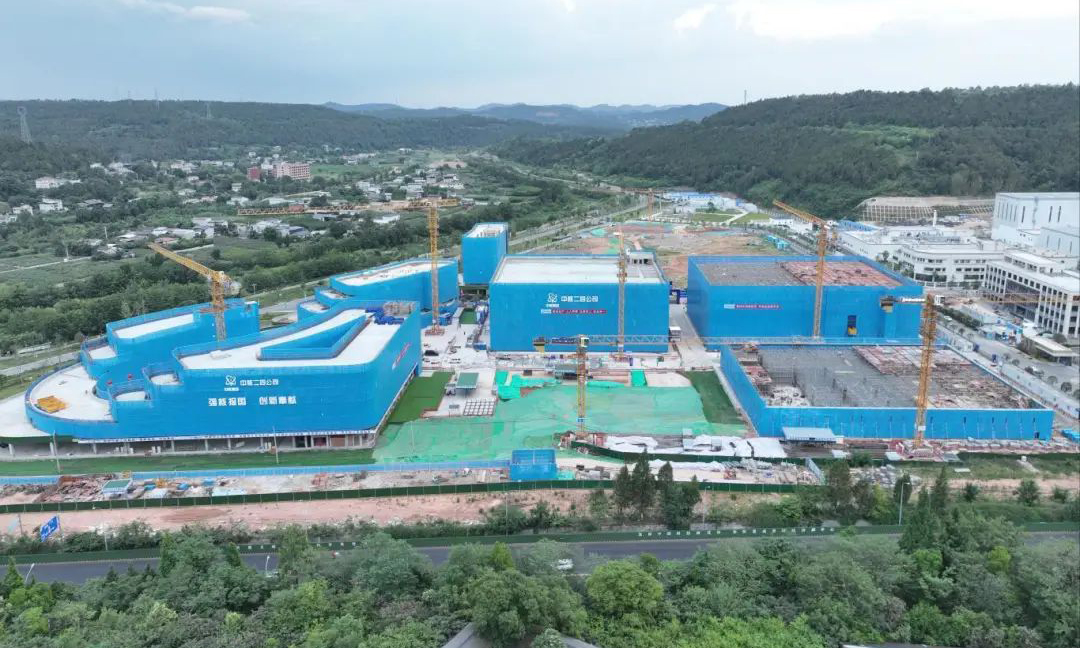 中核集團旗下中核二四西南分公司承建的核醫療產業園項目提前90天實現5號樓主體結構封頂，目前項目進入二次結構階段。該項目建筑面積約14.1萬平方米，項目團隊克服周邊施工環境管線復雜等困難，通過優化工序銜接，嚴格把控施工規范與安全標準，實現各環節緊密配合，高效推進目標完成。