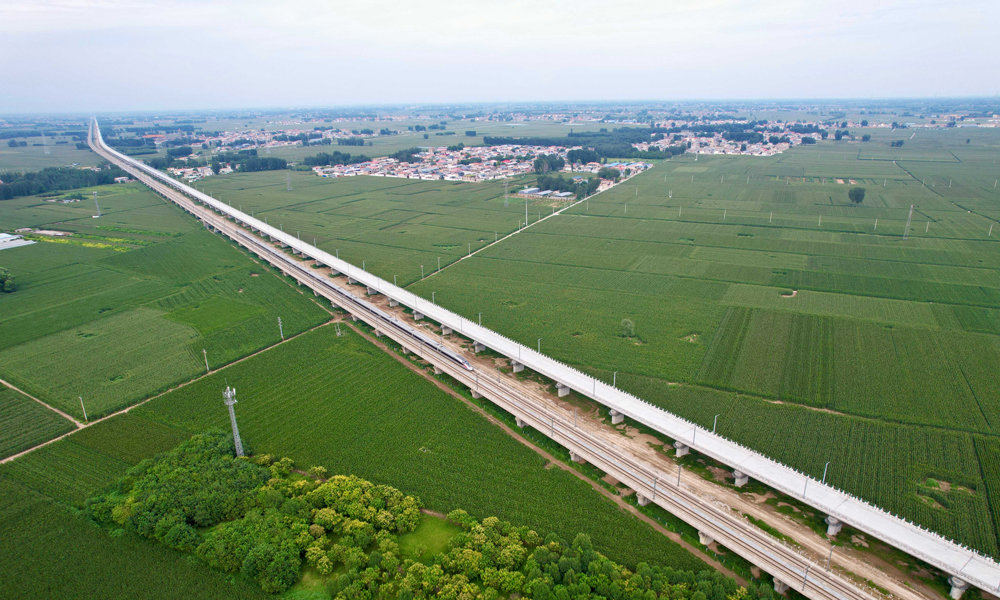 近日，中國中鐵旗下中鐵六局豐橋公司承建的雄忻高鐵雄保特大橋最后一孔箱梁架設完成，為后續無砟軌道和橋面系施工奠定堅實基礎。