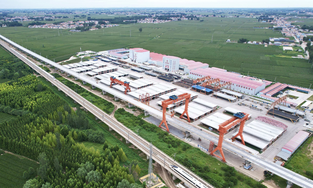 作為我國“八縱八橫”高速鐵路網京昆通道的重要組成部分，雄忻高鐵串聯雄安、保定、五臺山、忻州等節點城市，建成后將與京雄城際鐵路、大西高鐵形成聯動運輸網絡，有效緩解區域運力瓶頸，加強京津冀城市群與山西、陜西等地聯系，促進“京津冀—晉陜文旅經濟帶”的形成，為區域發展注入新動能。