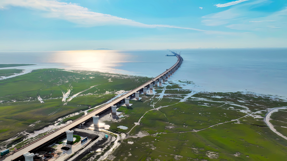 杭州灣跨海鐵路橋是新建南通至寧波高鐵的關鍵控制性工程，全長29.2公里，連接嘉興海鹽和寧波慈溪，設計時速350公里。