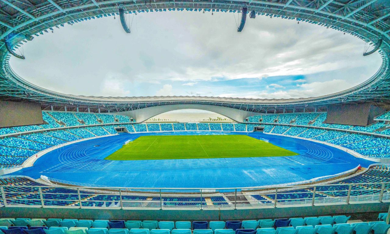 綜合體育館看臺采用固定看臺+伸縮看臺、綜合馬道等設計，低區座位數比例達到50%，座位總數達到10000個。體育館還可實現冰場、籃球場快速轉換，滿足比賽、演藝等多重需求。項目團隊應用人臉識別、運營數據統計及分析以及VR、AR、APP實時推送，打造5G智慧場館。