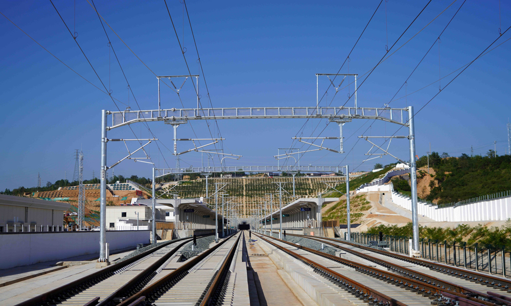 西延高鐵全長299.8公里，是陜北革命老區的首條高鐵，是“八縱八橫”高鐵網包（銀）海通道的重要組成部分。線路建成投入運營后，西安至延安的運行時間將從目前的2個半小時縮短至1小時左右，對深入推進西部大開發戰略、助力革命老區鄉村振興、進一步完善優化國家高速鐵路網絡布局具有重要意義。