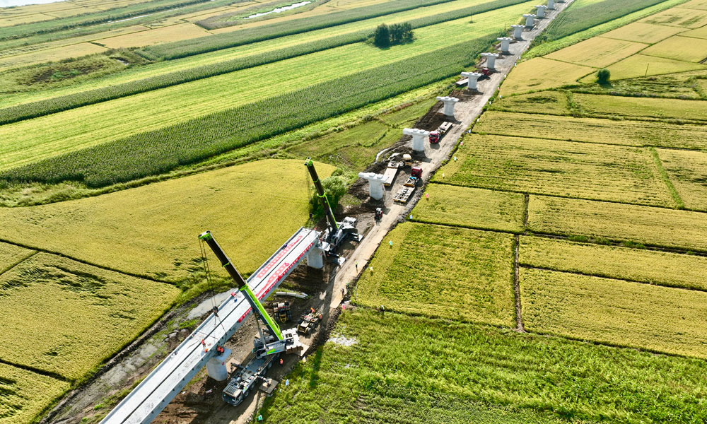 目前，佳同鐵路擴能改造工程已進入主體施工階段。建成投用后，將全面提升中歐班列“東通道”之一的同江口岸后方通道能力，線路列車通過能力將提升3倍以上，口岸煤炭、鐵礦石等大宗商品外貿(mào)運輸能力不斷提升，同時改善沿線居民出行條件，為沿線地區(qū)提供更加安全、便捷、高效的運輸通道。圖為梁體架設(shè)完成。