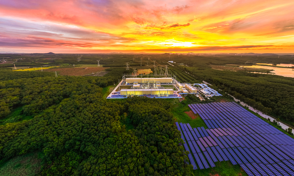 近日，海南500千伏主網架工程首座500千伏變電站——500千伏昌化變電站率先建成投運。海南500千伏主網架工程包括500千伏椰城、三亞、昌化變電站，以及配套500千伏和220千伏輸電線路等項目。