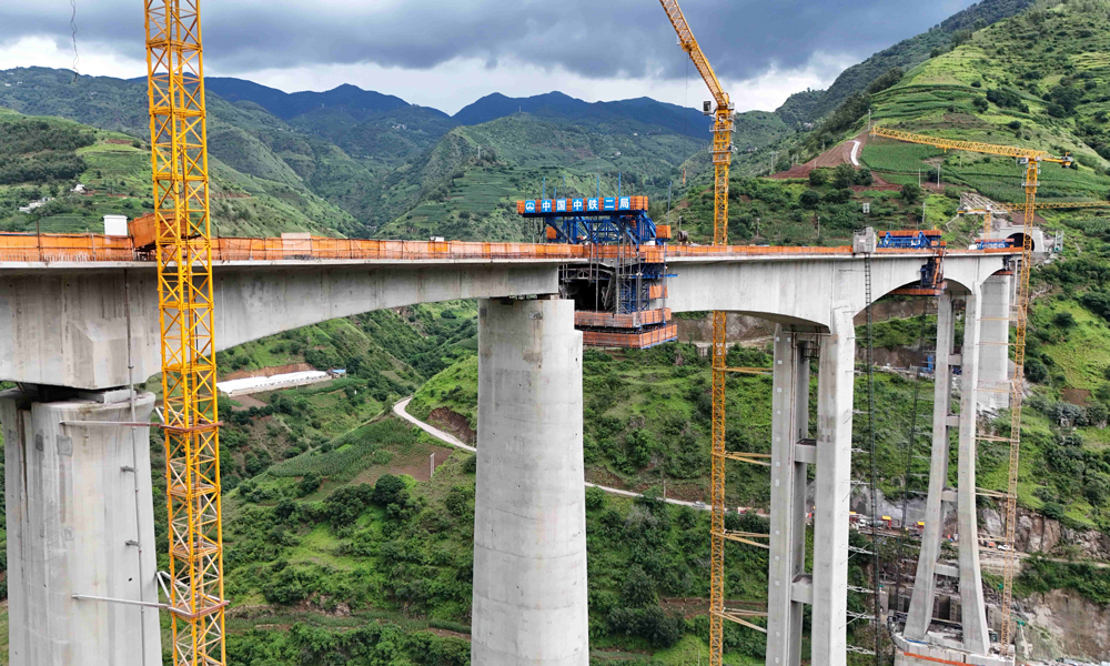 江底牛欄江特大橋橫跨云貴交界處的牛欄江V形河谷地帶，施工場地狹窄，兩岸危巖落石頻發。建設過程中，中鐵二局項目團隊持續改進施工工藝流程等舉措，成功攻克了高空作業墜落風險突出等一系列施工難題，為大橋順利合龍提供了有力支撐。