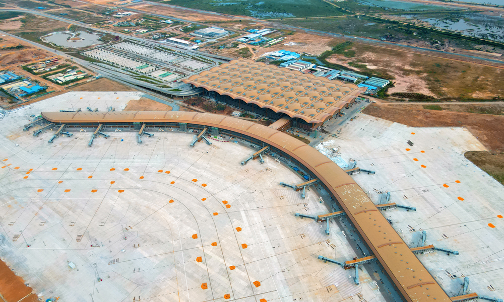 近日，由中國(guó)建筑旗下中建三局一公司承建的柬埔寨德崇國(guó)際機(jī)場(chǎng)正式通航。該機(jī)場(chǎng)位于柬埔寨干拉省，距離金邊市中心約19公里，占地面積達(dá)2600公頃，橫跨干丹省和茶膠省。