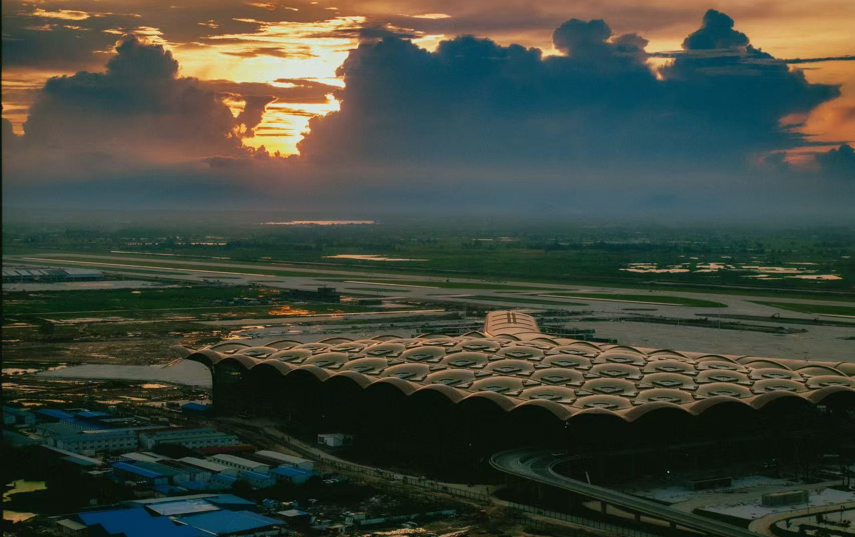 該機(jī)場(chǎng)的能源中心配備當(dāng)?shù)刈畲笾评淞坷渌畽C(jī)組，制冷量達(dá)7800千瓦，并配套建設(shè)1000多塊光伏面板，年發(fā)電量最高可達(dá)1.2億度，能減少碳排放量約10萬(wàn)噸，成為世界上最環(huán)保的機(jī)場(chǎng)之一。