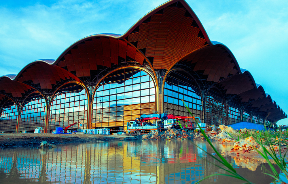 德崇國(guó)際機(jī)場(chǎng)分三期開(kāi)發(fā)，設(shè)計(jì)容量5000萬(wàn)人次，建成后成為全球最高等級(jí)的4F級(jí)機(jī)場(chǎng)。