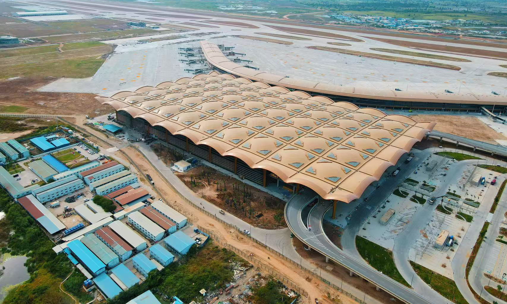 德崇國(guó)際機(jī)場(chǎng)的通航將有效緩解柬埔寨的機(jī)場(chǎng)運(yùn)營(yíng)壓力，極大提升柬埔寨的航空運(yùn)輸能力，對(duì)吸引國(guó)際游客、促進(jìn)柬埔寨經(jīng)濟(jì)發(fā)展起到重要推動(dòng)作用。