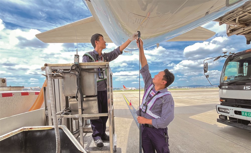 國航重慶分公司雄鷹班組進行C919飛機地面保障服務。