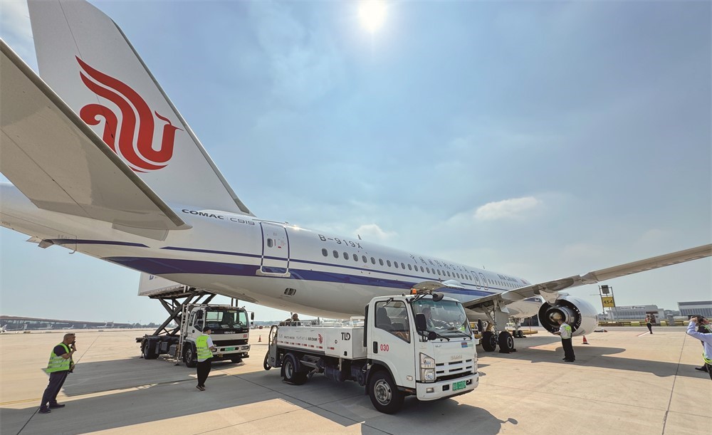 污水車輔助員準備為C919飛機進行排放污水操作。