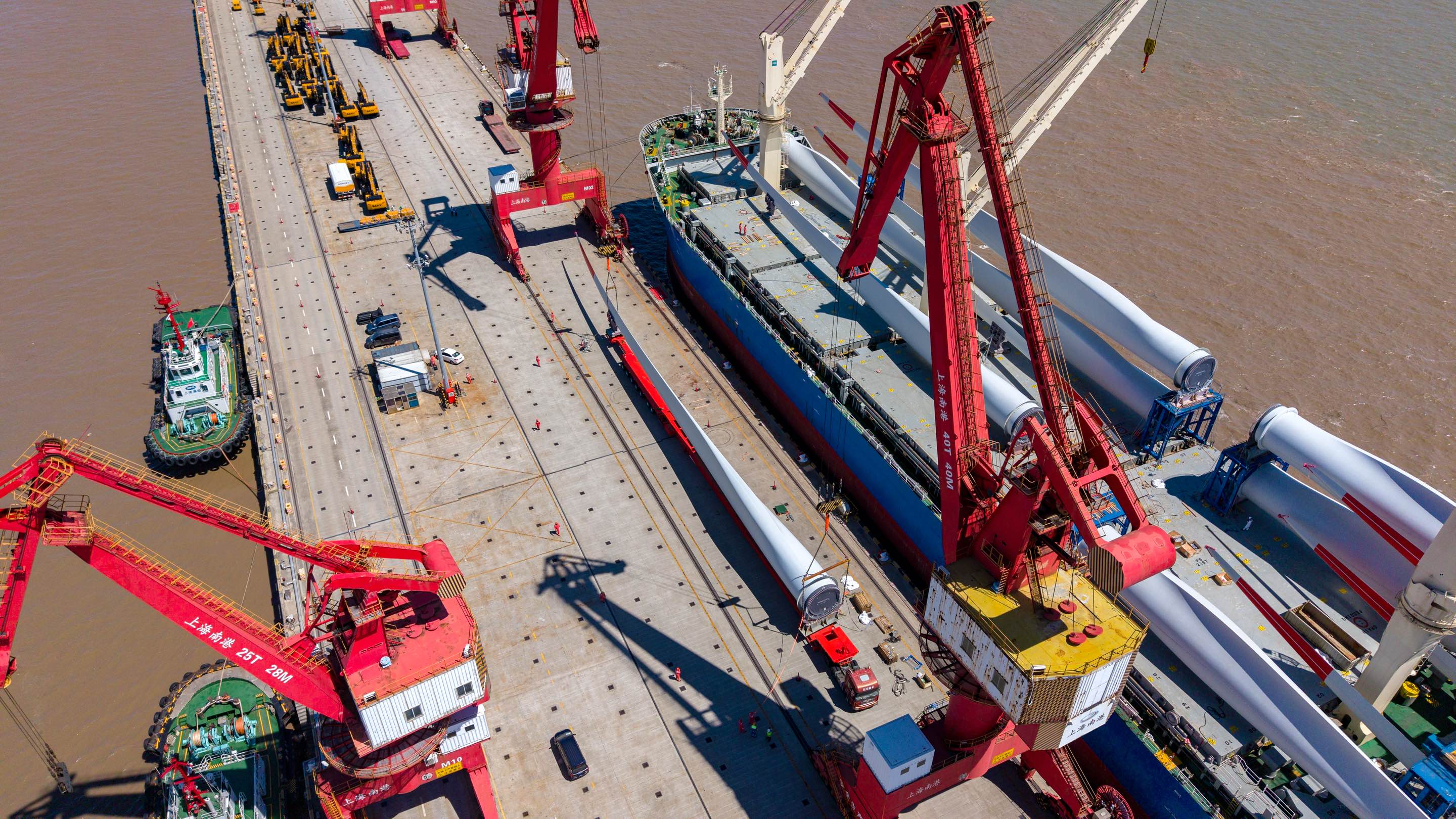 項目團隊為本次任務設計了專屬配載方案，通過自主研發(fā)的風葉支架，突破了以往海上風葉只能單層裝載的限制，實現(xiàn)疊裝兩層，為客戶實實在在地節(jié)省了運輸成本和時間。