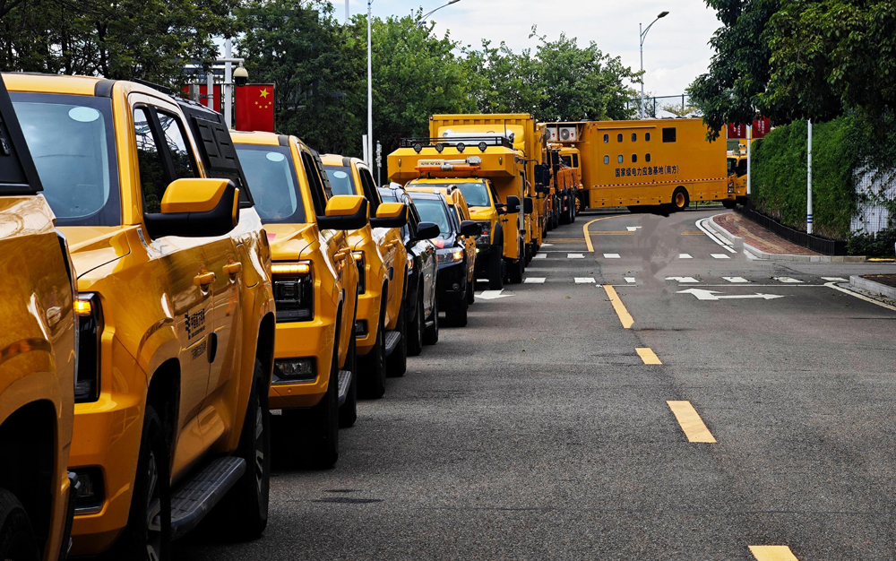 今年第18號臺風“樺加沙”于24日17時前后在陽江海陵島登陸，給廣東省帶來嚴重的風雨浪潮影響。南方電網公司啟動一級防風防汛應急響應，周密制定防御臺風策略和各項應急措施，全面迎戰臺風“樺加沙”，保障電力安全供應。圖為國家級電力應急特勤隊攜應急發電車、排澇設備、應急通信裝備、智慧巡檢無人機巢，以及包含淋浴車、餐車、住宿車的后勤保障系統，整裝出發馳援廣東陽江。