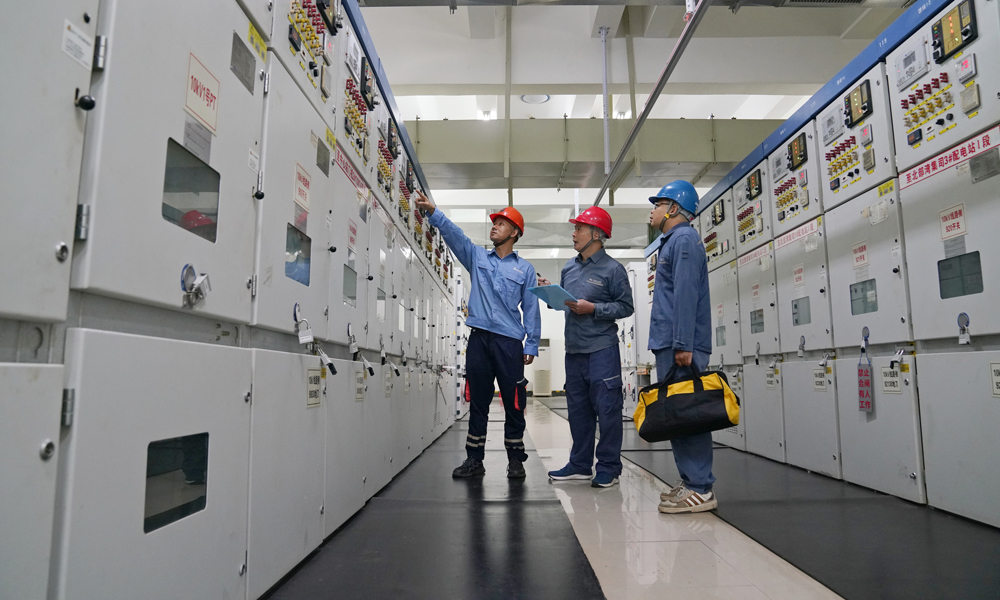 南方電網廣西欽州供電局供電服務中心工作人員來到中國（廣西）自由貿易試驗區，對重點企業開展用電安全檢查，指導用戶做好防風防汛期間的安全用電工作。