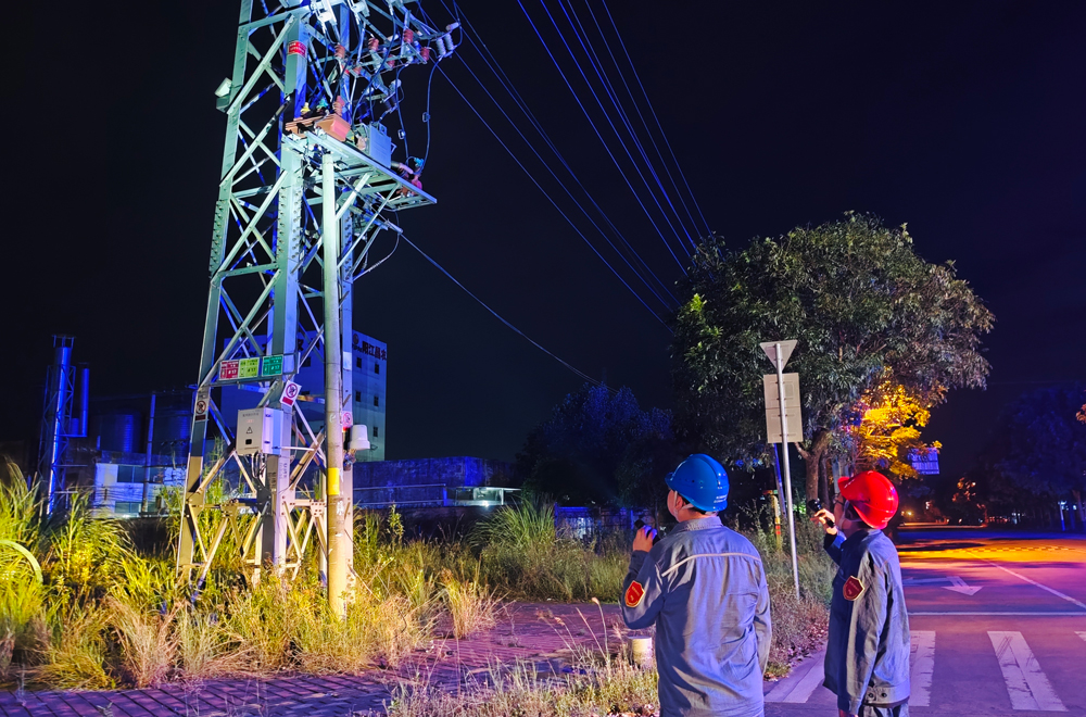 南方電網廣東陽江城區供電局白沙供電所運維人員抓緊臺風登錄前窗口期，到銀嶺工業園區開展電力線路設備特巡特維。