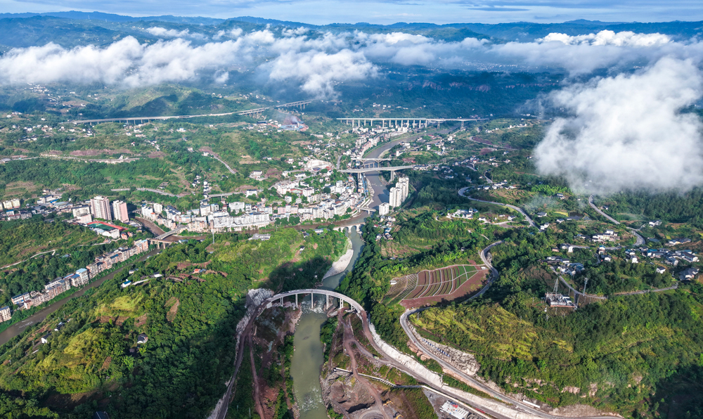 初秋的重慶綦江區云霧繚繞，中交集團旗下中交二航局參建的國家重大水利工程——藻渡水庫建設正酣。