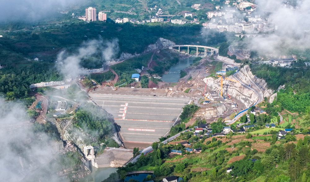 該水庫由樞紐工程與輸水工程組成，最大壩高104.5米，以“防洪、供水、灌溉”為主，兼顧發電功能。