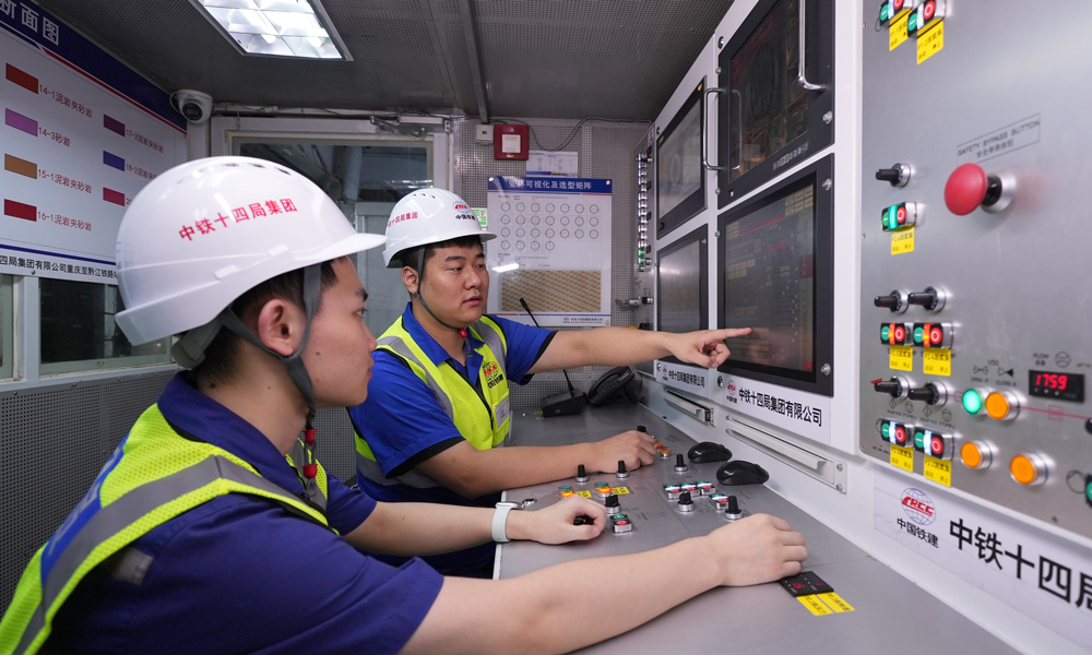 重慶菜園壩長江鐵路隧道分為礦山法和盾構法施工兩種方法，其中，隧道盾構段全長3845米，穿越長江段長達1282米，采用的是自主選型設計的“長江號”泥水平衡盾構機，開挖直徑達12.66米。圖為中鐵十四局技術人員駕駛盾構機。