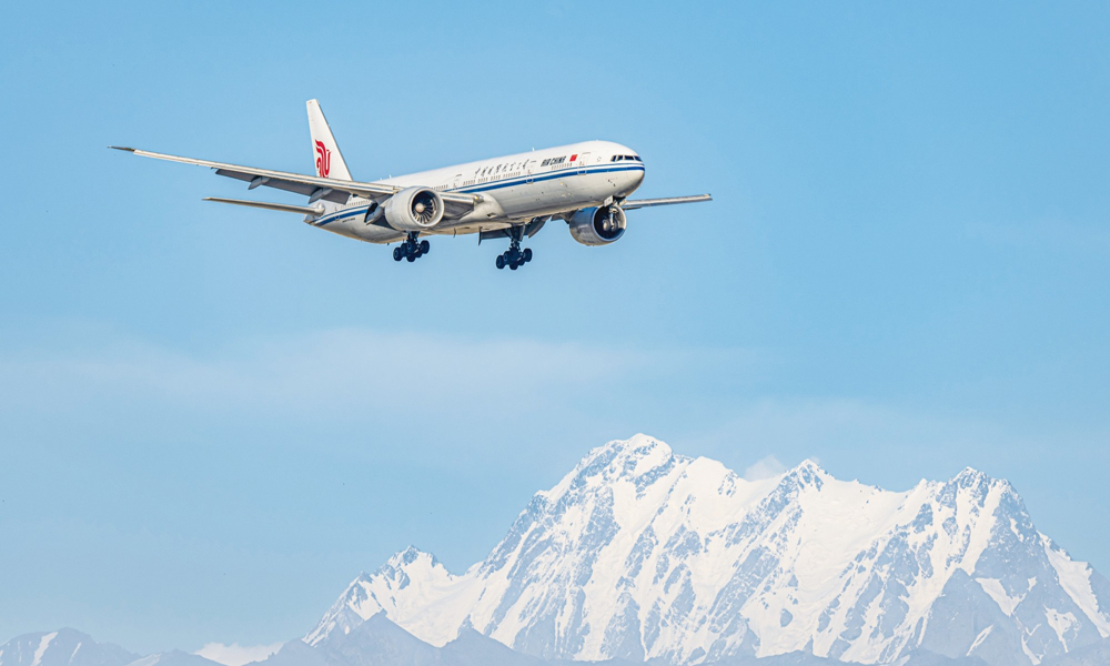 近日，中航集團(tuán)旗下國航CA2505成都天府—烏魯木齊航班平穩(wěn)降落在烏魯木齊天山國際機(jī)場(chǎng)北航站區(qū)，標(biāo)志著中航集團(tuán)國航新疆分公司實(shí)現(xiàn)安全飛行4周年。自2021年9月首航以來，該公司執(zhí)管運(yùn)力累計(jì)執(zhí)飛航班15438架次，安全飛行超4.57萬小時(shí)，承運(yùn)旅客突破197萬人次，運(yùn)輸貨郵達(dá)9477余噸，以平穩(wěn)高效的運(yùn)行態(tài)勢(shì)筑牢發(fā)展根基。