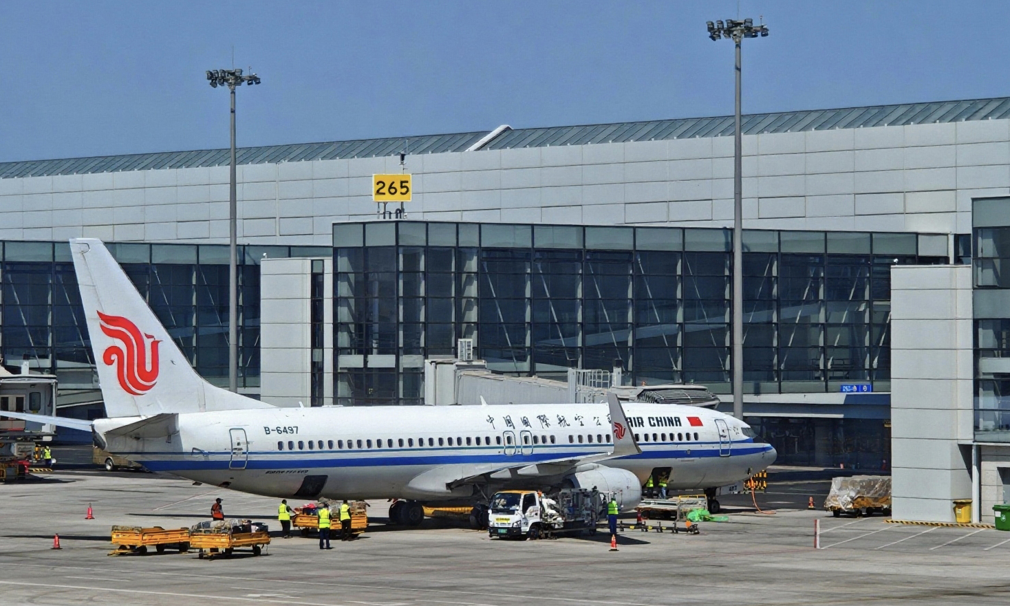 作為烏魯木齊國際航空樞紐重點(diǎn)運(yùn)營單位之一，中航集團(tuán)國航新疆分公司通過穩(wěn)步擴(kuò)大機(jī)隊(duì)規(guī)模、強(qiáng)化運(yùn)行協(xié)調(diào)與旅客服務(wù)能力，為區(qū)域深耕與國際輻射奠定基礎(chǔ)。未來，該公司將以更優(yōu)運(yùn)力、更優(yōu)服務(wù)、更優(yōu)網(wǎng)絡(luò)，續(xù)寫天山腳下的民航高質(zhì)量發(fā)展新篇章。