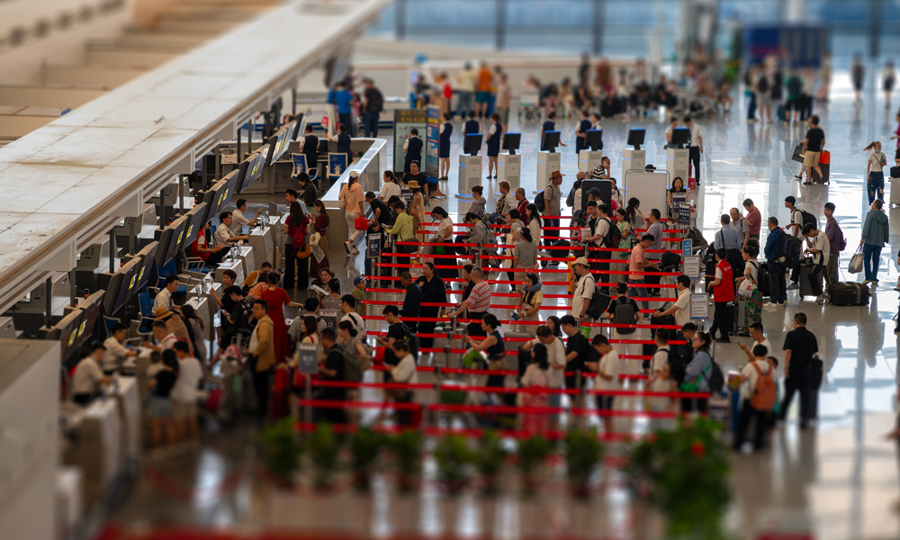 過去一年，中航集團(tuán)國航新疆分公司多維度夯實(shí)運(yùn)營實(shí)力。在運(yùn)力與網(wǎng)絡(luò)布局上，完成3架飛機(jī)引進(jìn)及3架調(diào)撥，執(zhí)管運(yùn)力增至9架，開通烏魯木齊—莫斯科等3條國際航線；在服務(wù)與保障升級(jí)上，成立地面服務(wù)部、順利轉(zhuǎn)場(chǎng)北航站區(qū)并啟用“紫宸”貴賓休息室，同步召開烏魯木齊國航基地建設(shè)項(xiàng)目開工動(dòng)員會(huì)，全方位提升區(qū)域服務(wù)效能。