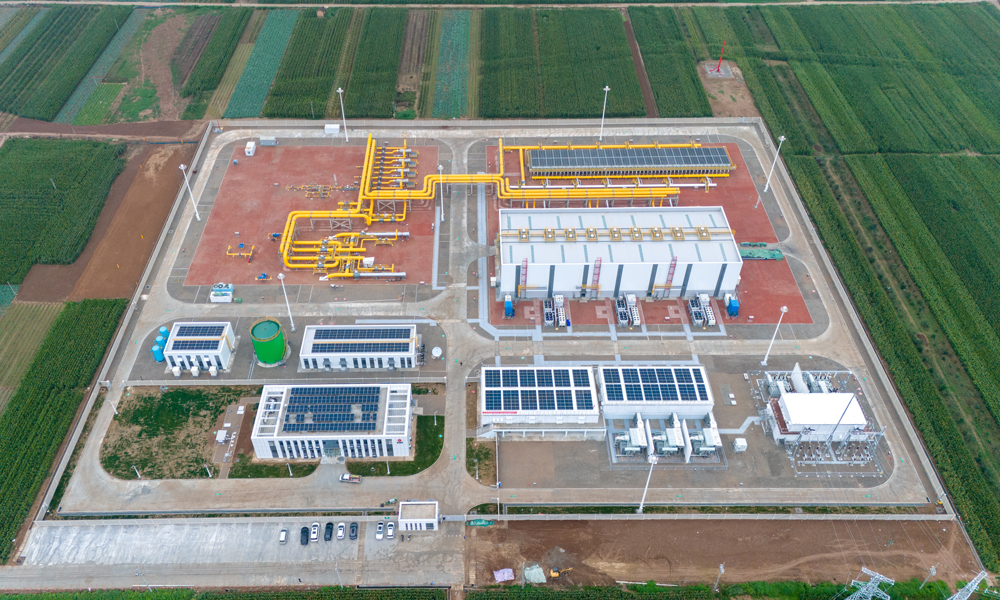 西氣東輸三線分東段、中段、西段分期建設，這次中衛至棗陽段投產，標志著三線在建線路工程全面落地，對優化我國能源輸送結構、保障區域能源供應、促進中東部經濟發展具有重要現實意義。