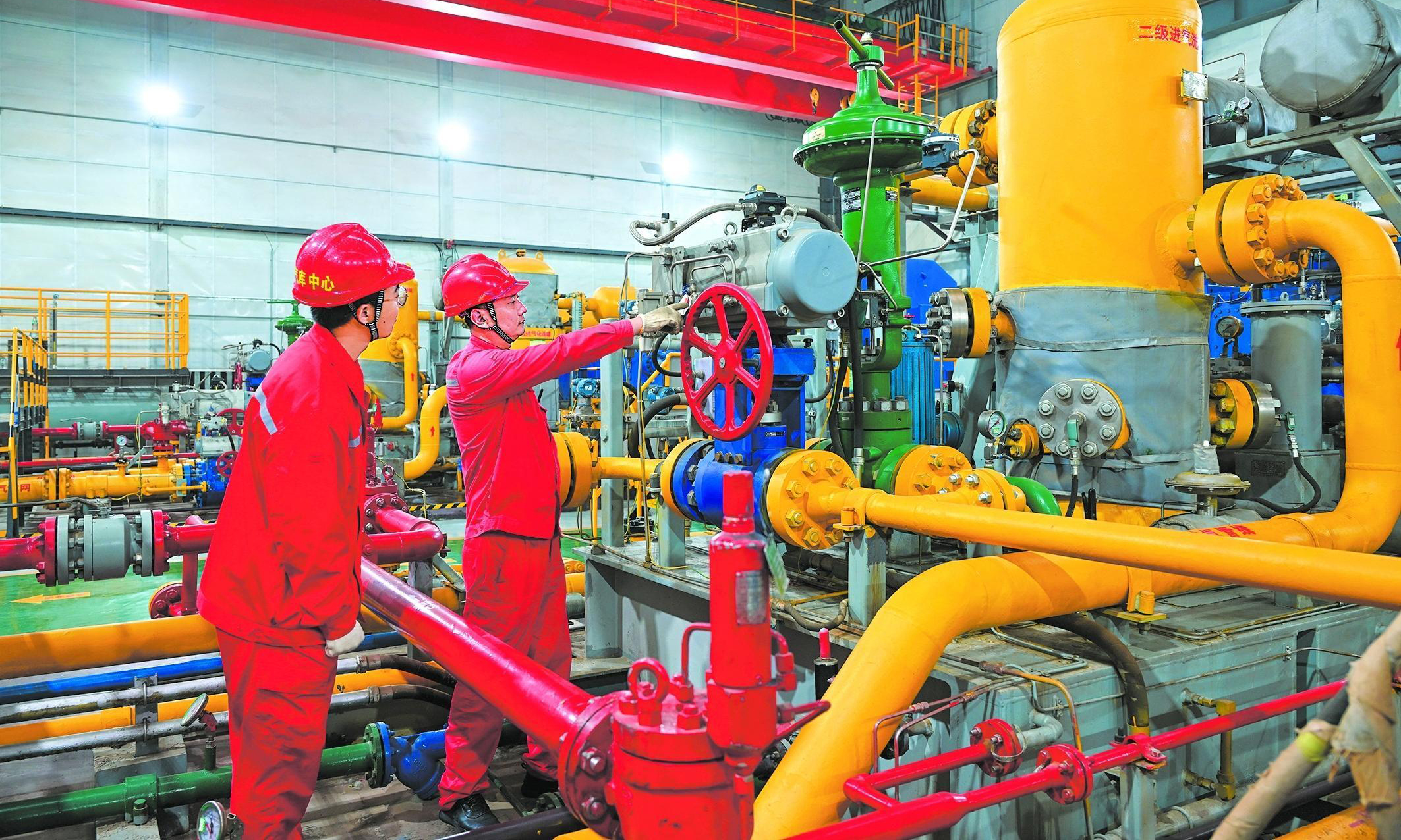 截至目前，中國石化旗下中原油田衛11儲氣庫已圓滿完成今年注氣任務，注氣量比上年同期增加4000萬立方米，有力保障相關地區群眾溫暖過冬。圖為近日工作人員對天然氣壓縮機組進行巡檢。