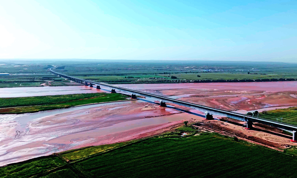 包銀高鐵包惠段起自內蒙古自治區包頭市包頭站，止于寧夏回族自治區石嘴山市惠農南站，設計時速250公里，線路全長約420公里，設10座車站。中國中鐵旗下中鐵一局、六局、十局、電氣化局、北京局、上海局等單位參建，承擔部分線路站前土建，以及四電、站房、信息系統等專業施工任務。