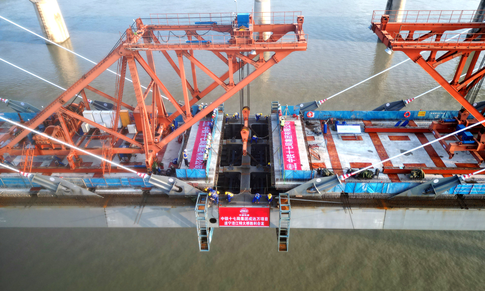 成達萬高鐵是我國“八縱八橫”高鐵網沿江通道的重要組成部分。線路西起四川省成都市天府站，途經四川省資陽市、遂寧市、南充市、達州市及重慶市開州區、萬州區，接入既有鄭渝高鐵萬州北站，對四川省打通直達長三角、京津冀經濟區高速鐵路大通道，構建軌道上的成渝地區雙城經濟圈具有重要意義。圖為大橋合龍施工現場。